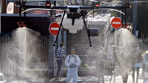 Các drone được sử dụng để phát tán các chất diệt khuẩn trên diện rộng nơi công cộng.