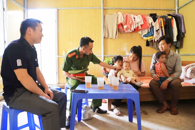 Công an huyện Mường Nhé và người dân đến chia vui với vợ chồng anh Lỳ Gó Po. Công an huyện Mường Nhé và người dân đến chia vui với vợ chồng anh Lỳ Gó Po.
