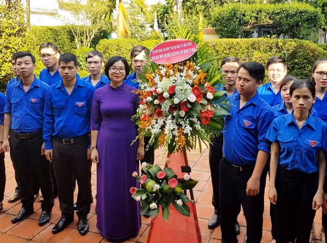 Đoàn viên, thanh niên ở Huế đến dâng hoa mừng ngày Sinh nhật Bác ở ngôi nhà 112 Mai Thúc Loan, thành phố Huế.