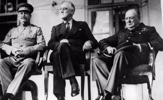 Ba nhà lãnh đạo: J.Stalin, F.Roosevelt và W.Churchill tại Hội nghị Tehran năm 1943. Ba nhà lãnh đạo: J.Stalin, F.Roosevelt và W.Churchill tại Hội nghị Tehran năm 1943.