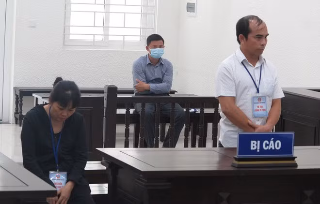 Hai bị cáo Tuyết và Hoà tại phiên xử. Hai bị cáo Tuyết và Hoà tại phiên xử.