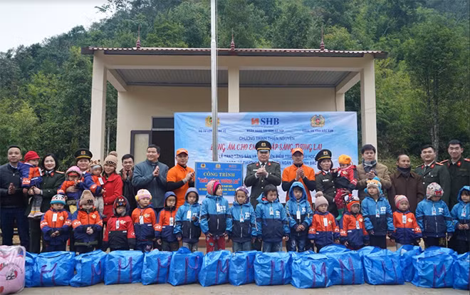 Đoàn thiện nguyện với các em nhỏ điểm trường thôn Slam Coóc, xã Thượng Quan.
