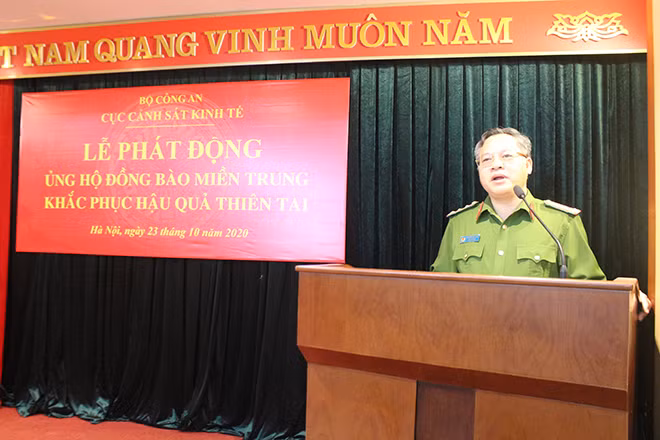Đại tá Nguyễn Văn Long phát động ủng hộ đồng bào miền Trung khắc phục hậu quả thiên tai.