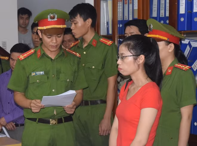 Thượng úy Ngô Văn Trưởng (góc trái) trong lần tham gia bắt đối tượng mua bán trái phép hóa đơn chứng từ.