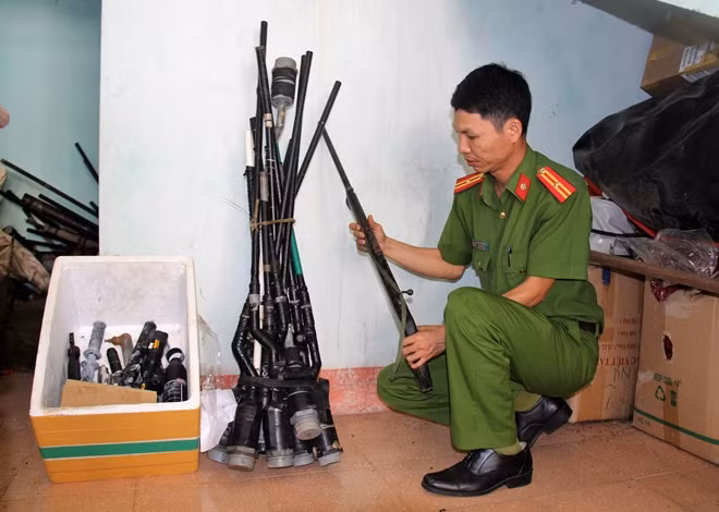 Cán bộ Công an kiểm đếm số vũ khí, vật liệu nổ người dân tự nguyện giao nộp.