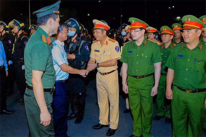 Chủ tịch UBND tỉnh và Giám đốc Công an tỉnh Đồng Nai động viên lực lượng trước lúc ra quân.