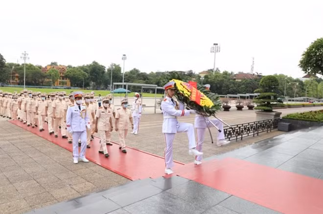 Đoàn cán bộ, chiến sĩ Cục Đối ngoại vào Lăng viếng Chủ tịch Hồ Chí Minh