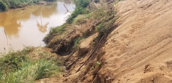 Việc khai thác cát trái phép đã làm sạt lở bờ suối, đất canh tác của người dân.