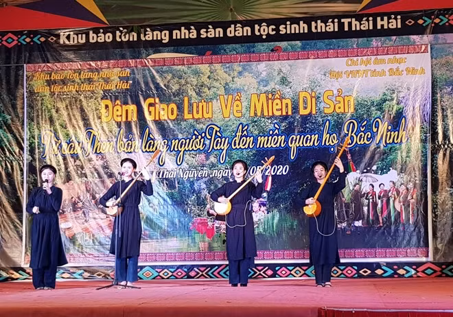 Tại Khu bảo tồn Làng nhà sàn dân tộc sinh thái Thái Hải thường xuyên diễn ra những tiết mục hát then.