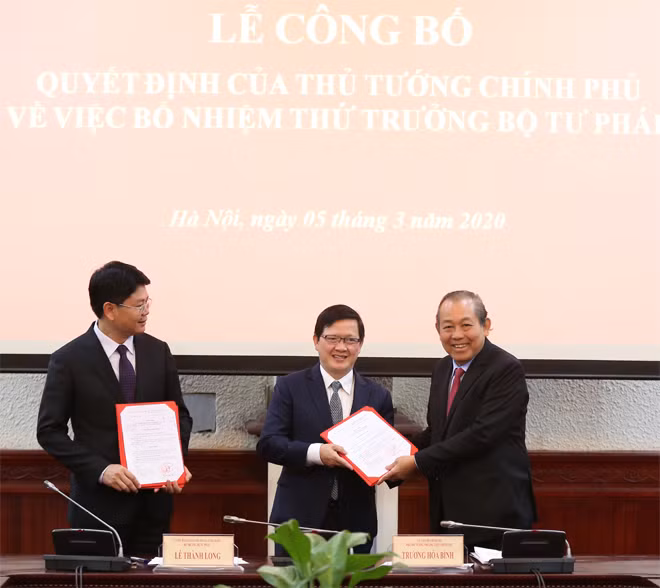 Phó Thủ tướng Trương Hòa Bình trao quyết định bổ nhiệm cho 2 tân Thứ trưởng Bộ Tư pháp. Ảnh: VGP/Lê Sơn.