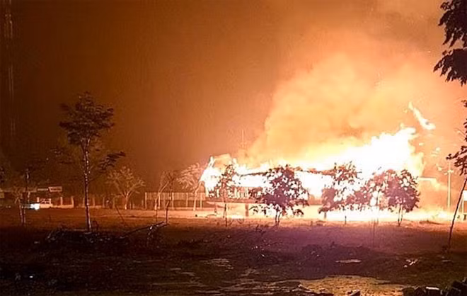Ngọn lửa bao trùm và thiêu rụi hoàn toàn nhà rông trong đêm. Ngọn lửa bao trùm và thiêu rụi hoàn toàn nhà rông trong đêm.