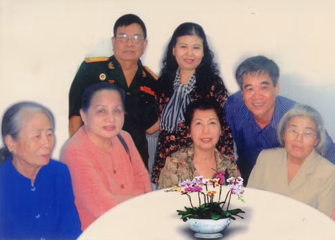 Thu Nguyệt (Nguyệt cách cách), hàng ngồi, thứ hai từ phải sang, trong buổi gặp mặt truyền thống Cựu chiến binh Đoàn J22 năm 2018. Thu Nguyệt (Nguyệt cách cách), hàng ngồi, thứ hai từ phải sang, trong buổi gặp mặt truyền thống Cựu chiến binh Đoàn J22 năm 2018.