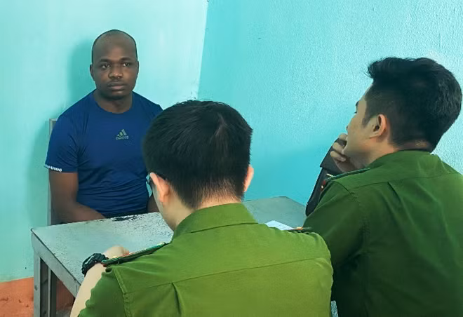 Ajearo Chuckwugekwu Godwin đang khai báo tại cơ quan Công an.