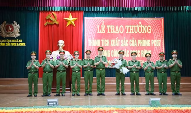 Lãnh đạo Công an tỉnh động viên, trao thưởng lực lượng Cảnh sát PCCC.