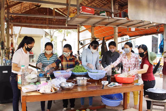 Nhiều hội viên phụ nữ nấu ăn phục vụ cho công dân đang thực hiện cách ly y tế tập trung.