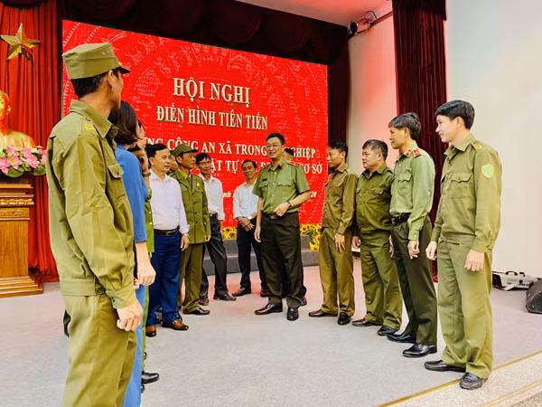 Thiếu tướng Nguyễn Thanh Trang, Thiếu tướng Trần Phú Hà trò chuyện với các đại biểu dự hội nghị. Thiếu tướng Nguyễn Thanh Trang, Thiếu tướng Trần Phú Hà trò chuyện với các đại biểu dự hội nghị.