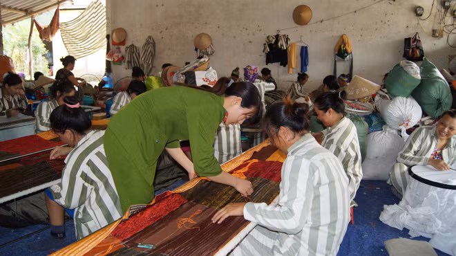 Cán bộ quản giáo Trại giam Ninh Khánh dạy nghề cho phạm nhân.