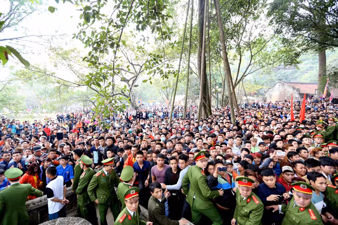 Lực lượng an ninh rất vất vả khi diễn ra màn cướp lộc tre (lễ hội Đền Sóc 2017).