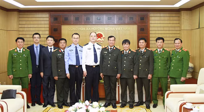Thứ trưởng Lê Tấn Tới, đồng chí Vương Bân và đồng chí Triệu Vạn Bằng và các đại biểu.