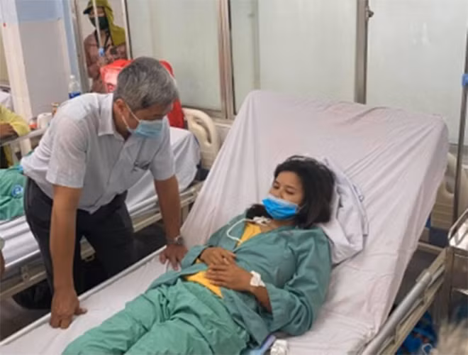 Thứ trưởng Nguyễn Trường Sơn thăm hỏi nạn nhân vụ sạt lở đất đang được điều trị tại BVĐK Tỉnh Quảng Nam. Thứ trưởng Nguyễn Trường Sơn thăm hỏi nạn nhân vụ sạt lở đất đang được điều trị tại BVĐK Tỉnh Quảng Nam.