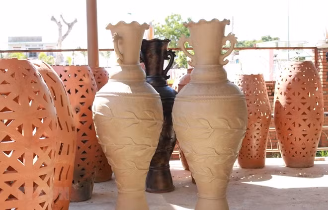 Dòng sản phẩm gốm mới của Hợp tác xã gốm Chăm Bàu Trúc (huyện Ninh Phước). Ảnh: TTXVN.