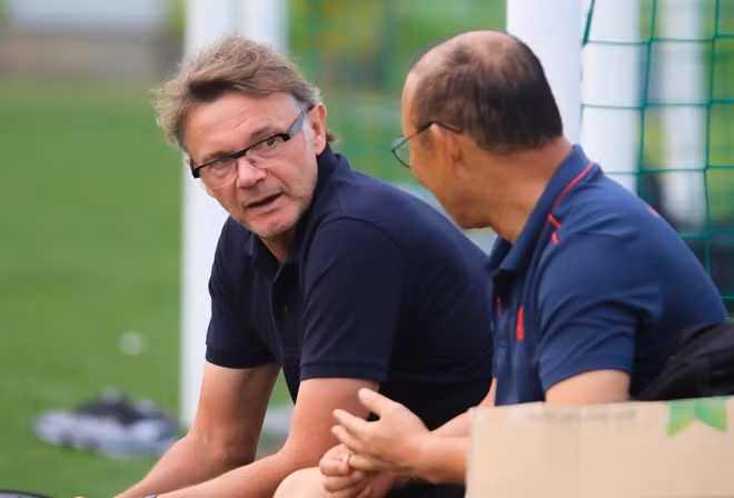 HLV Troussier và Park Hang-seo. Ảnh: H.L