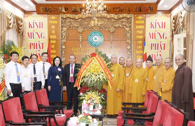 Phó Thủ tướng Thường trực Chính phủ Trương Hoà Bình tặng hoa chúc mừng Trung ương Giáo hội Phật giáo Việt Nam nhân Đại lễ Phật đản 2020-Phật lịch 2564. Ảnh: TTXVN.