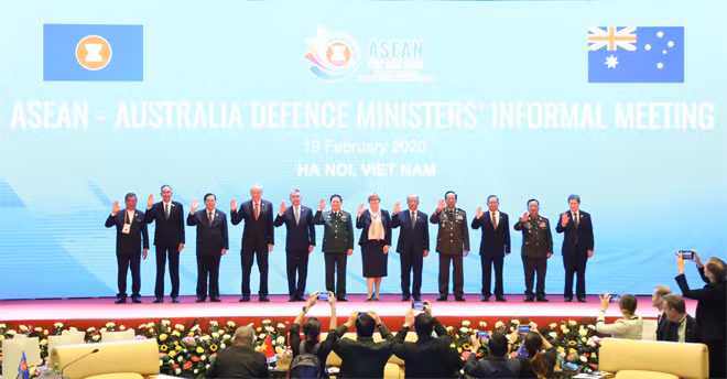 Các Bộ trưởng ASEAN và Bộ trưởng Quốc phòng Australia chụp ảnh chung.