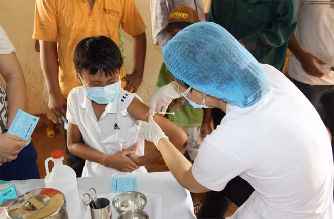 Cán bộ y tế tỉnh Bình Phước tiêm chủng phòng ngừa bệnh bạch hầu cho người dân xã Thuận Lợi, huyện Đồng Phú phòng ngừa bệnh bạch hầu tháng 7/2016.