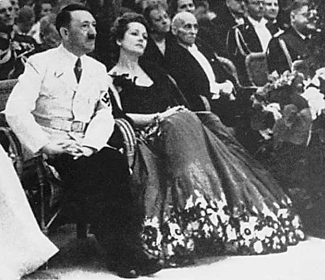 Hitler và Chekhova.
