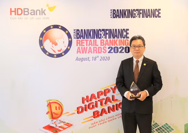 Ông Trần Hoài Phương, Giám đốc Khối Khách hàng Doanh nghiệp, đại diện HDBank nhận giải.