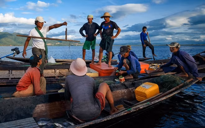Những ngư dân Lào đánh cá trên sông Mekong.