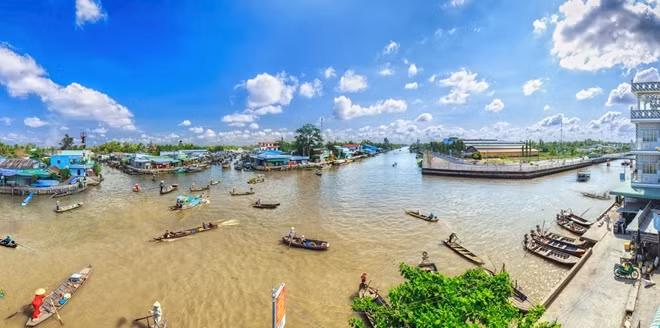 Hệ thống sông Mekong vừa là nguồn sống, vừa là kênh giao lưu giao thương tấp nập.
