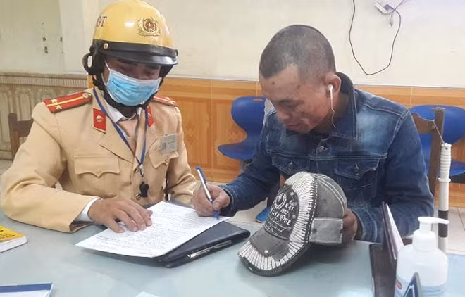 Đối tượng vi phạm ký biên bản vi phạm và cam kết không tái phạm. Đối tượng vi phạm ký biên bản vi phạm và cam kết không tái phạm.