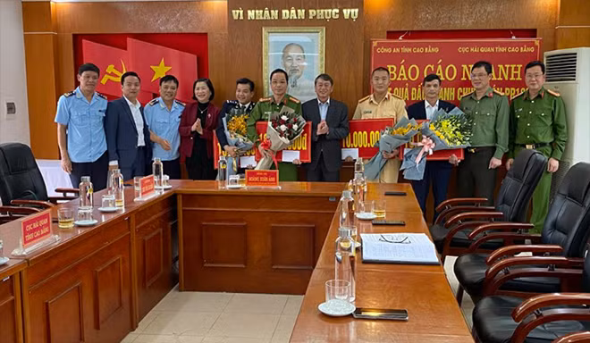 Chủ tịch UBND tỉnh thưởng nóng cho các đơn vị tham gia Ban chuyên án.