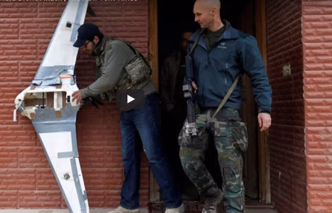 Hai phiến quân thuộc lực lượng chống đối ở Syria lắp bom vào một chiếc Drone.