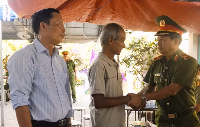 Thiếu tướng Trần Đức Tài, Phó Giám đốc Công an TP Hồ Chí Minh tới động viên, chia sẻ với gia đình Trung úy Nhân.