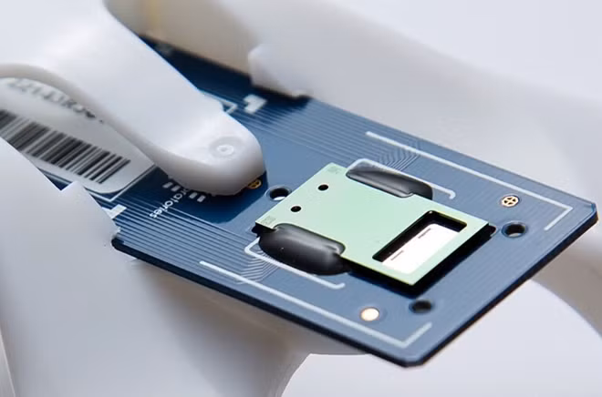 Bộ phát hiện VereCoV, một ứng dụng Lab-on-Chip di động có khả năng phát hiện MERS-CoV, SARS-CoV và Covid-19 trong một thử nghiệm duy nhất. Ảnh: RojakDaily.