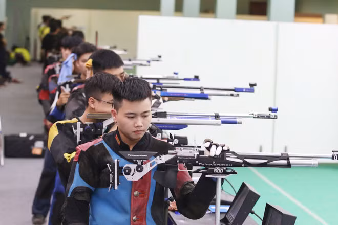 Các xạ thủ trẻ cần đủ đạn tập để nâng cao trình độ, đáp ứng nhiệm vụ kế thừa lớp trước. Ảnh: Nguyễn Giang.