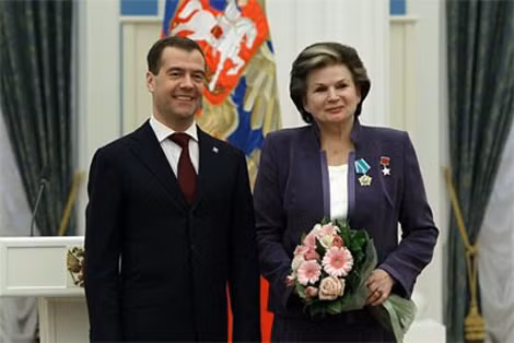 Tổng thống Nga Medvedev trao tặng bà Tereshkova Huân chương Hữu nghị (tháng 4/2011).