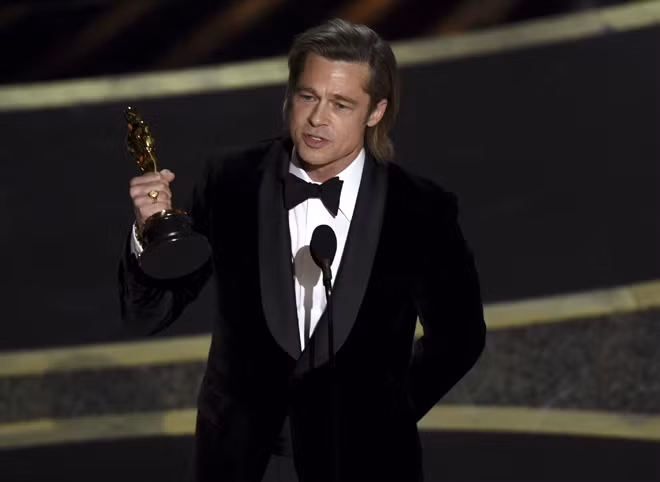 Brad Pitt nhận tượng vàng Oscar cá nhân đầu tiên trong đời cho Nam diễn viên phụ xuất sắc nhất.