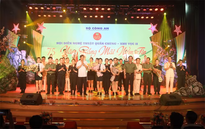 Thứ trưởng Nguyễn Văn Thành cùng các đại biểu, diễn viên tham gia hội diễn.