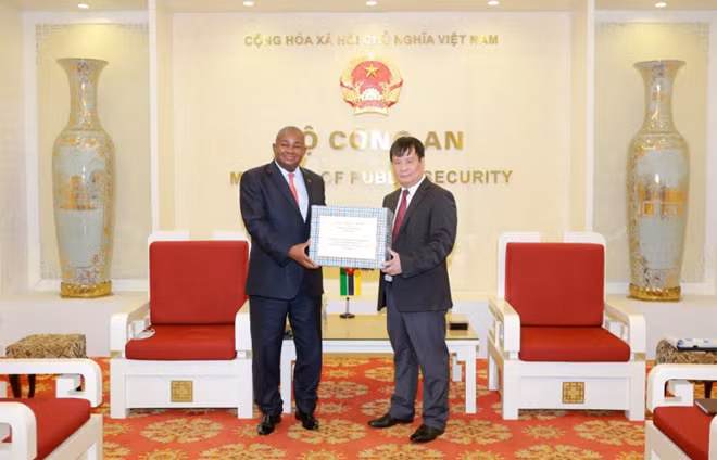 Thông qua Đại sứ Leonardo Rosario Manuel Pene, Trung tướng Nguyễn Thanh Sơn, Cục trưởng Cục Đối ngoại trao Thư thăm hỏi, chia sẻ tình hình dịch bệnh COVID-19 của Bộ trưởng Tô Lâm gửi Bộ trưởng Bộ Nội vụ Mozambique; trao trang thiết bị y tế của Bộ Công an Việt Nam tặng Bộ Nội vụ Mozambique.