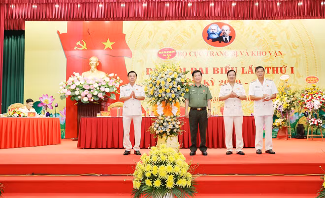 Thứ trưởng Nguyễn Văn Sơn trao tặng lẵng hoa chúc mừng Đại hội. Thứ trưởng Nguyễn Văn Sơn trao tặng lẵng hoa chúc mừng Đại hội.