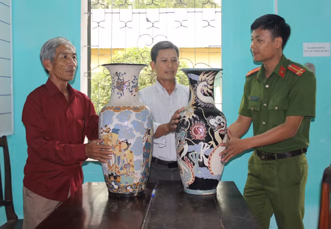 Đại diện đình làng Thanh Thủy Chánh nhận lại hai lục bình gốm sứ. Đại diện đình làng Thanh Thủy Chánh nhận lại hai lục bình gốm sứ.