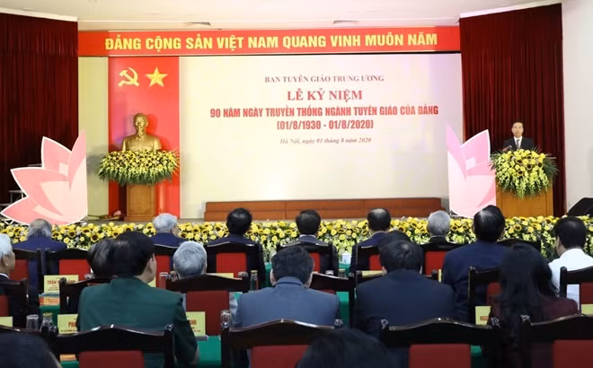 Trưởng Ban Tuyên giáo Trung ương Võ Văn Thưởng đọc diễn văn kỷ niệm. Ảnh: TTXVN.