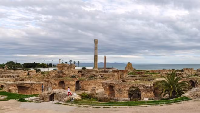 Carthage là một địa điểm nổi tiếng khác ở Tunisia. Người La Mã đã phá hủy nó vào năm 146 trước Công nguyên nhưng đã xây dựng lại một thế kỷ sau đó và phát triển mạnh mẽ vào khoảng thời gian hầm mộ Sousse được sử dụng. Carthage là một địa điểm nổi tiếng khác ở Tunisia. Người La Mã đã phá hủy nó vào năm 146 trước Công nguyên nhưng đã xây dựng lại một thế kỷ sau đó và phát triển mạnh mẽ vào khoảng thời gian hầm mộ Sousse được sử dụng.