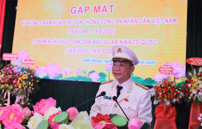 Đại tá Hồ Văn Mười – Giám đốc Công an tỉnh Đắk Nông đọc diễn văn kỷ niệm 75 năm Ngày truyền thống CAND. Đại tá Hồ Văn Mười – Giám đốc Công an tỉnh Đắk Nông đọc diễn văn kỷ niệm 75 năm Ngày truyền thống CAND.