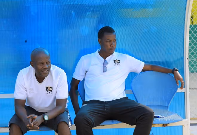 Mulisa Jimmy (bên phải) từng là tuyển thủ, rồi HLV trưởng ĐTQG Rwanda.