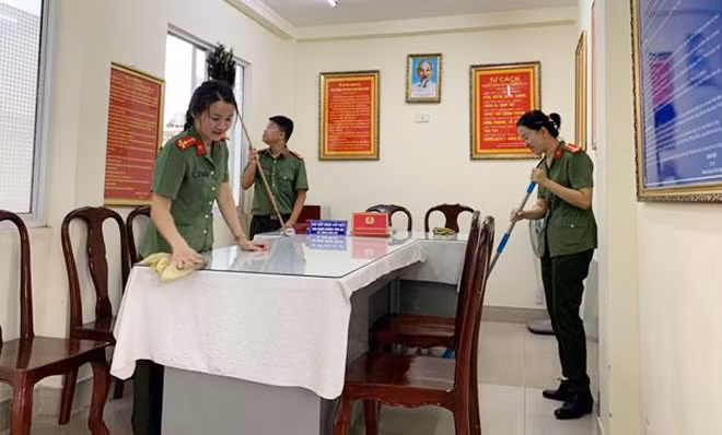 ĐVTN Liên Chi đoàn phòng Công tác Đảng, công tác chính trị và phòng Thanh tra dọn vệ sinh phòng tiếp dân của Công an tỉnh.